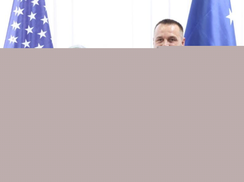 Maqedonci nderon senatorë Joni Ernst me Medaljen për Shërbim të Shquar