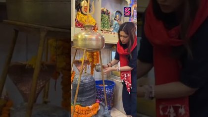 Bhumi Pednekar Visits Mahakali Mandir in Jammu on First Day of Navratri | Bollywood | N18S