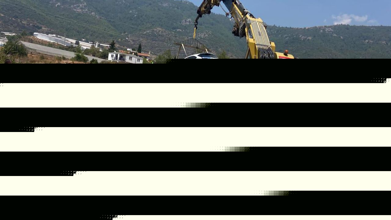 Otomobil dere yatağına uçtu