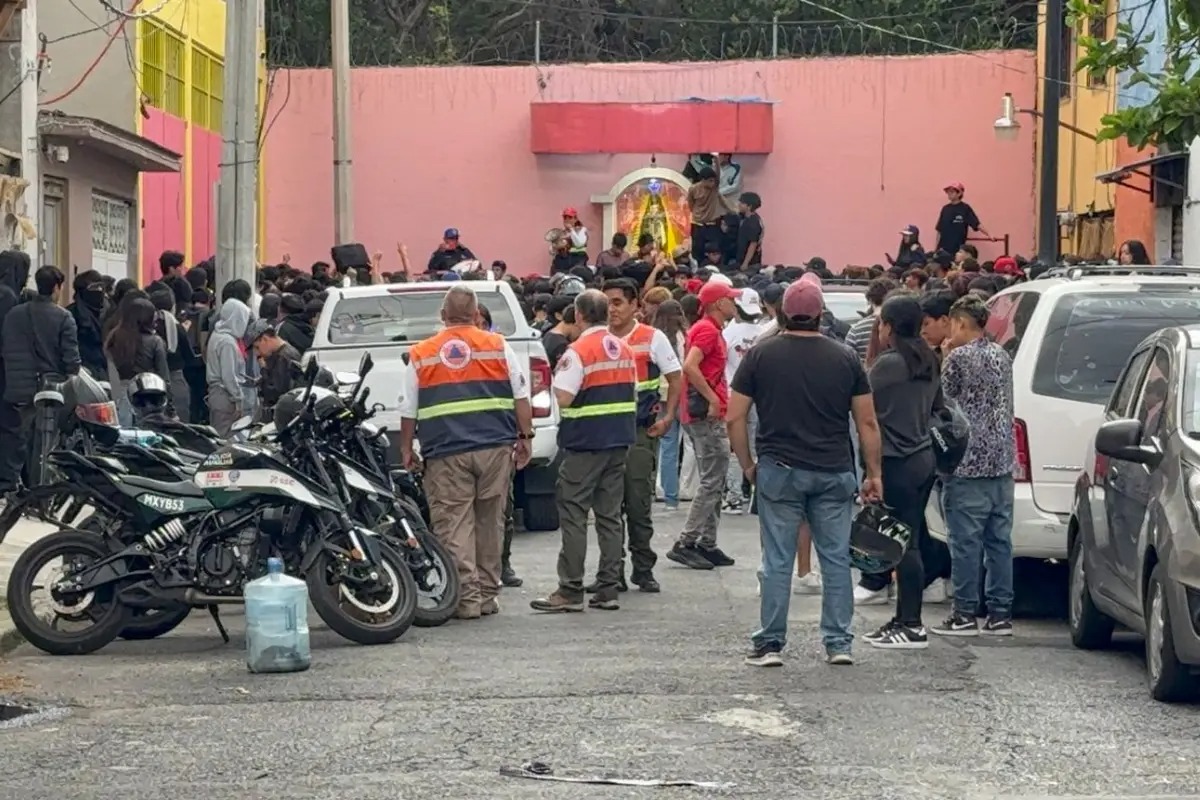 Desalojan fiestas clandestinas en CDMX; había 2,500 jóvenes y drogas
