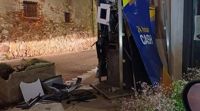 Banda dei bancomat in azione a Manerba: esploso lo sportello in via Zanardelli