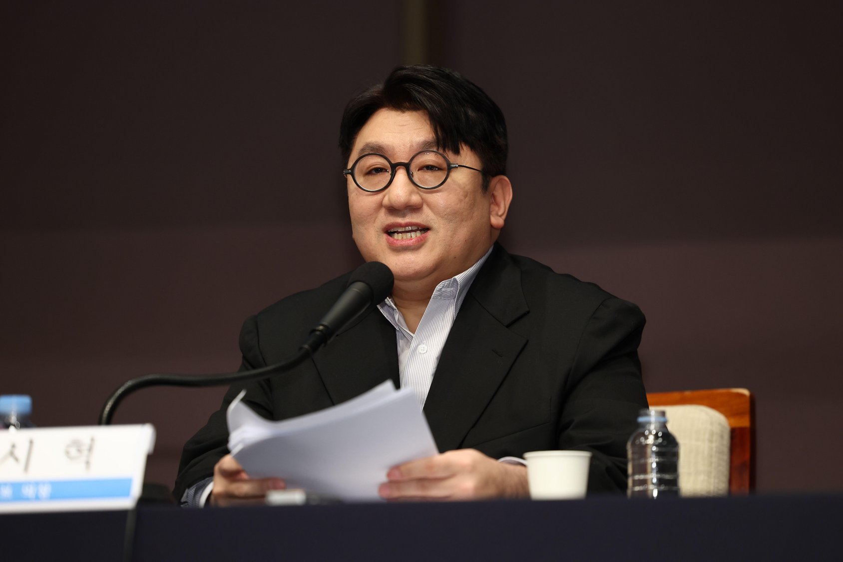 HYBE Chair Bang Si-Hyuk faces travel ban amid probe over IPO (report)