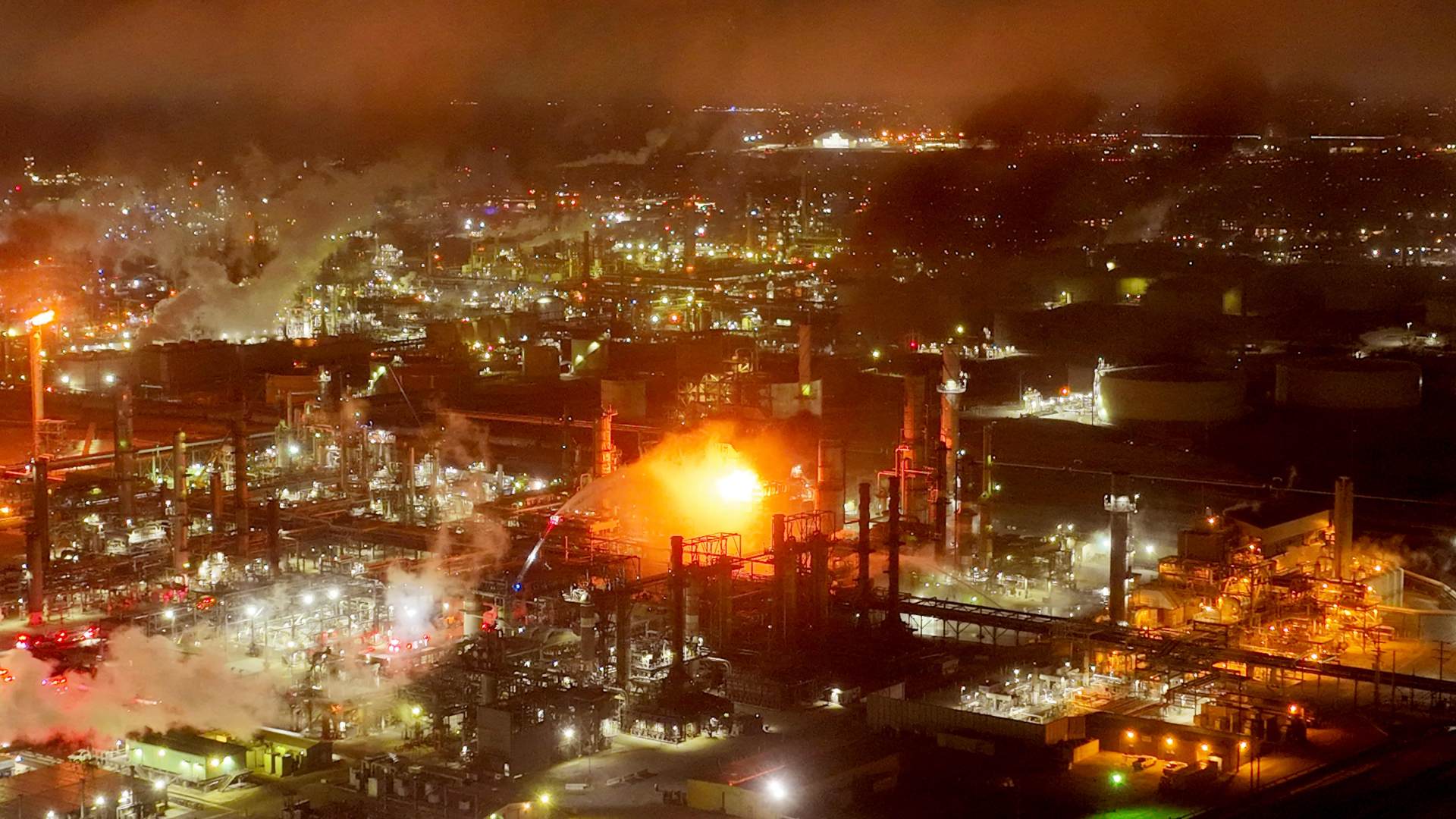 Massive fire breaks out at Chevron oil refinery in California