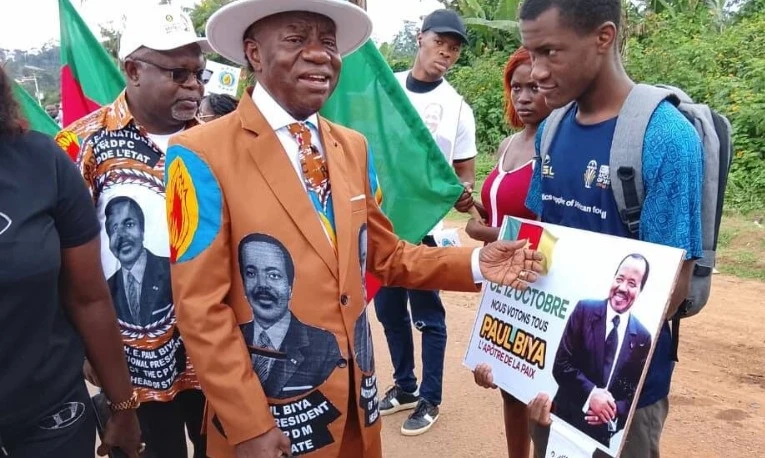 Commentaires sur Fame Ndongo contredit sur sa leçon de grammaire à Ebolowa par Expéditif
