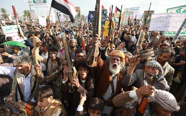 Los hutíes de Yemen amenazan con atacar a petroleras estadounidenses pese a la tregua con Washington