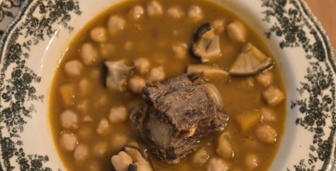Garbanzos con rabo de toro, calabaza y shiitake