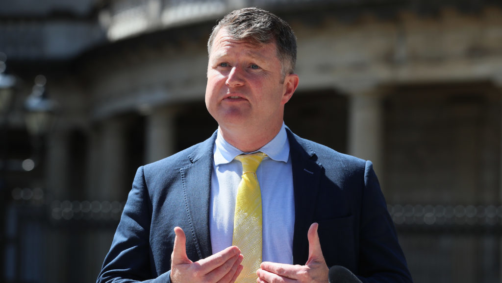 TD calls for ban on cigarettes and vapes