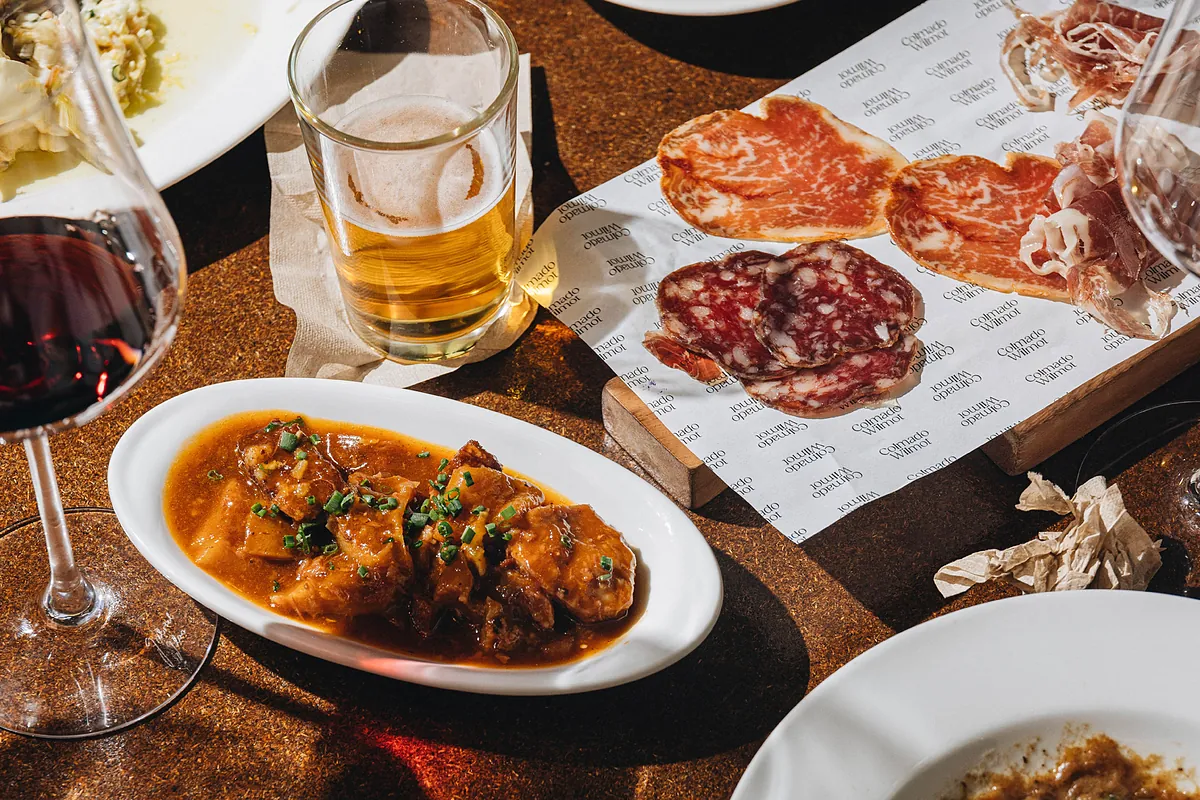 El bar-bodega con platos  de Eugeni de Diego