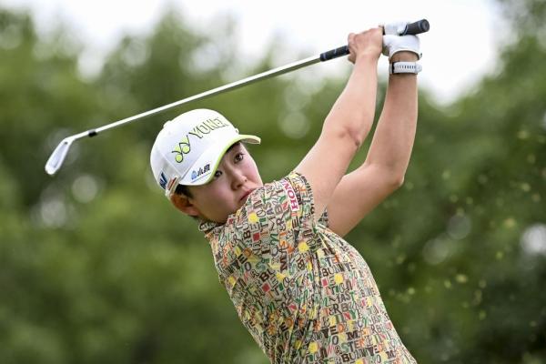 Akie Iwai 1 shot up on 8 challengers at Lotte Championship