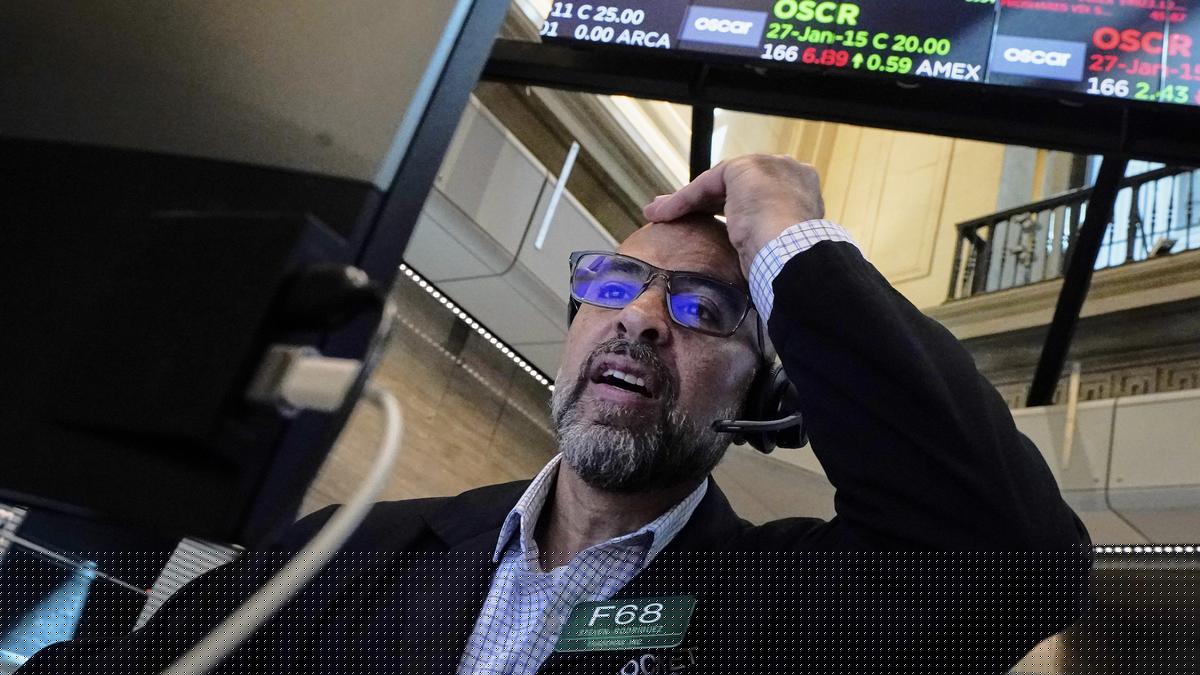 Wall Street Merah Membara, Dow Jones Catat Penurunan Terburuk Sejak April 2025