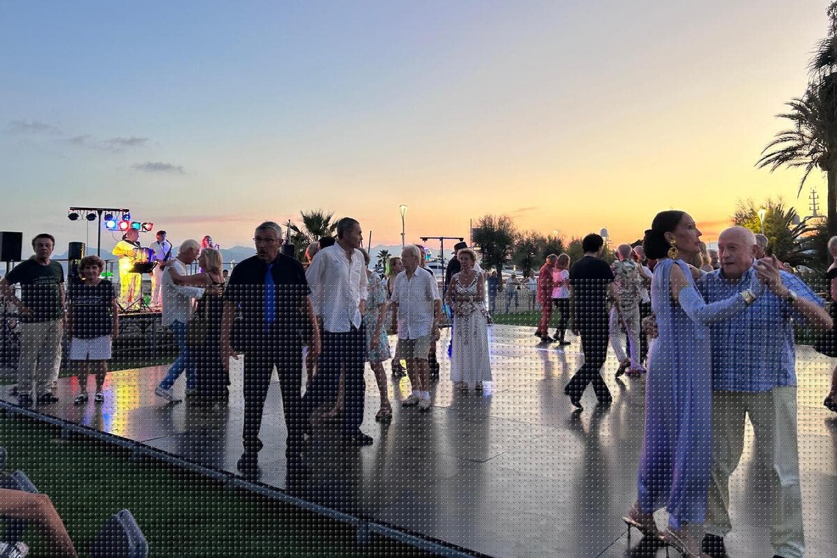 « Ça m’apporte de la joie » : les Squares dansants, le rendez-vous estival qui fait valser les seniors à Cannes
