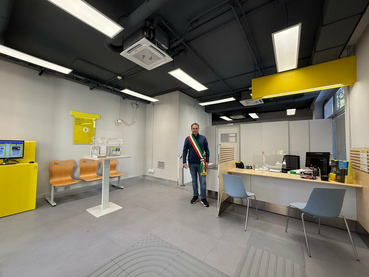 Roccavignale, inaugurato il nuovo ufficio postale. Fracchia: "Così completiamo lo sviluppo commerciale di piazza Ferraro"