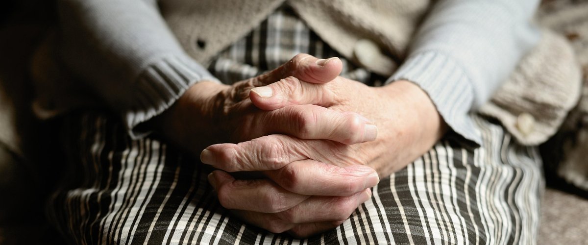 La retraitée de 77 ans est hospitalisée à cause de son habitat insalubre : les services sociaux refusent de reloger Simone, sa famille outrée