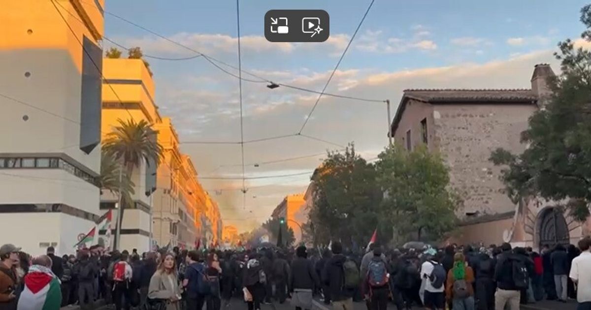 Manifestanti incappucciati al corteo per Gaza, polizia in allerta
