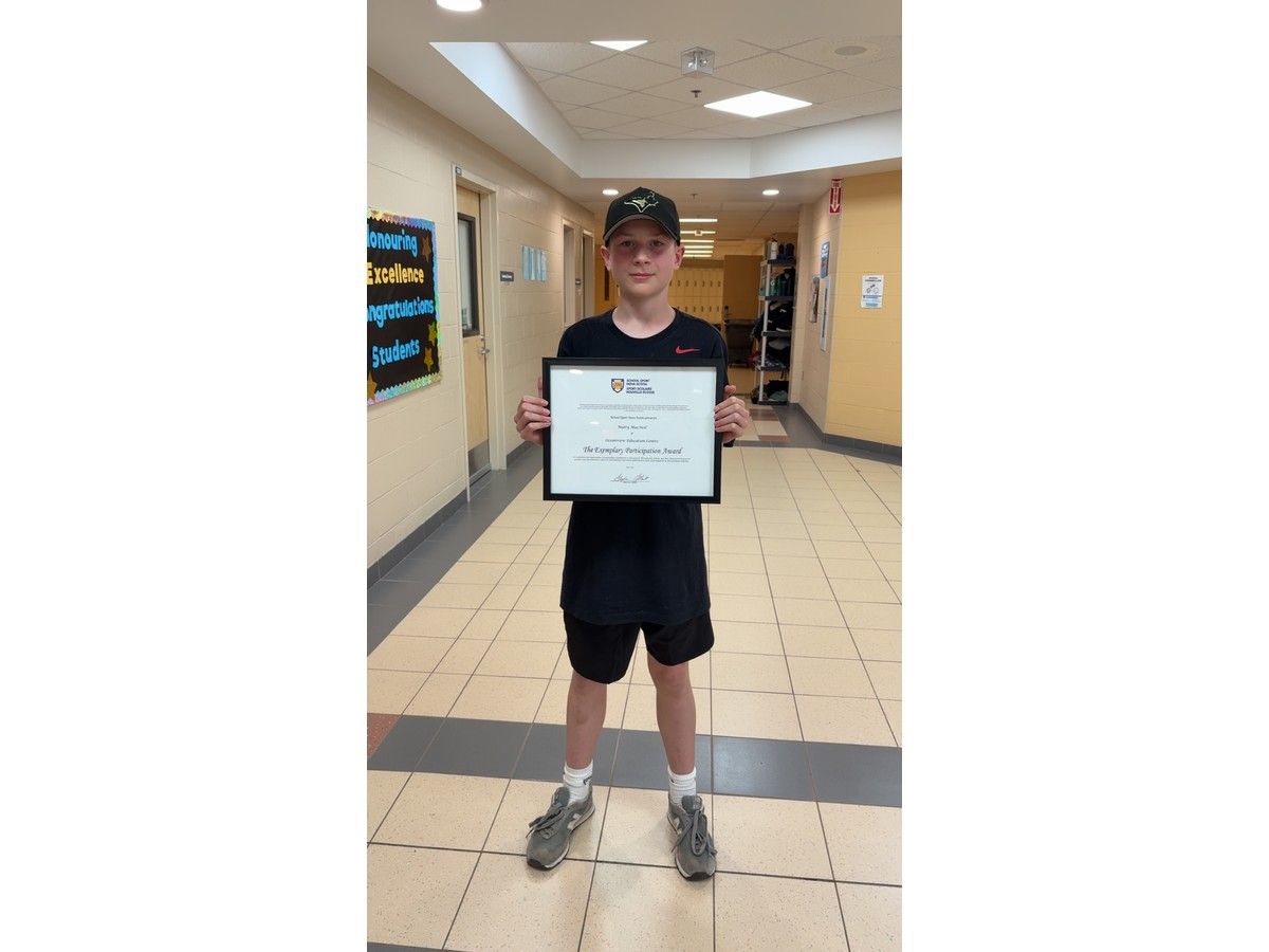 PHOTO: MacNeil receives SSNS exemplary participation award at OVEC