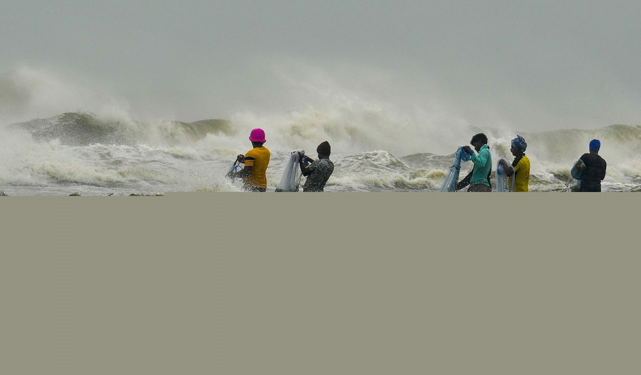 Sri Lanka Navy rescues Indian fishing vessel after accident near Delft Island