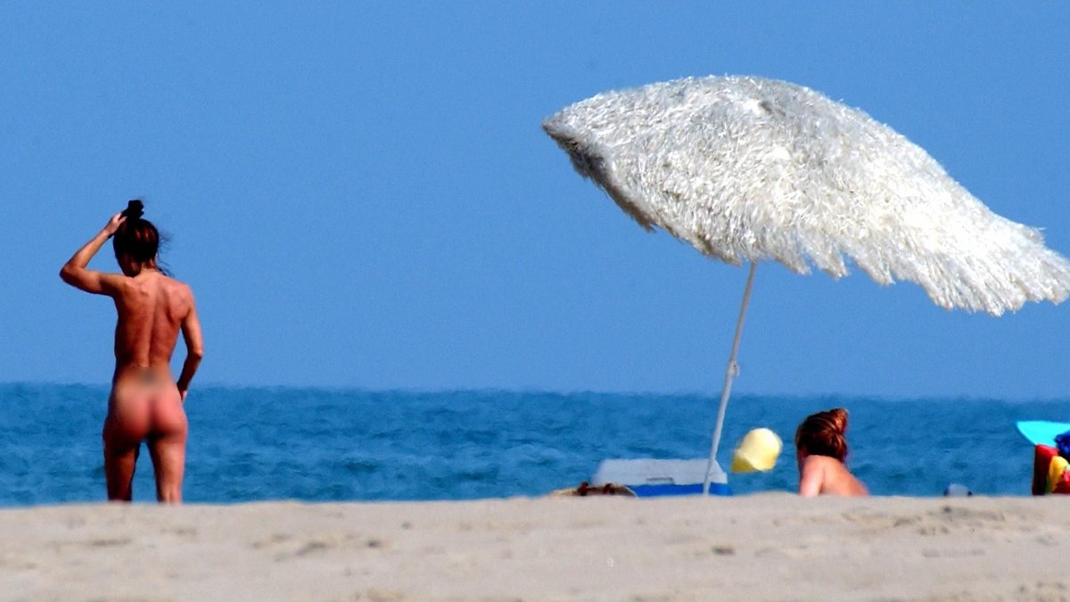 DECRYPTAGE. "Je me baigne toujours nue, chez moi, dans ma piscine" : où les Toulousains préfèrent-ils enlever le maillot ?