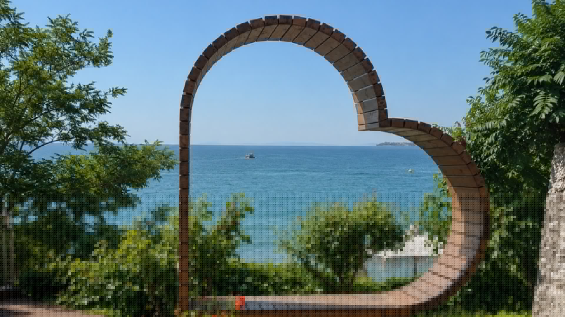 Когато морето е само част от преживяването: Grand Hotel Sveti Vlas предлага своя собствена зона за почивка на първа линия