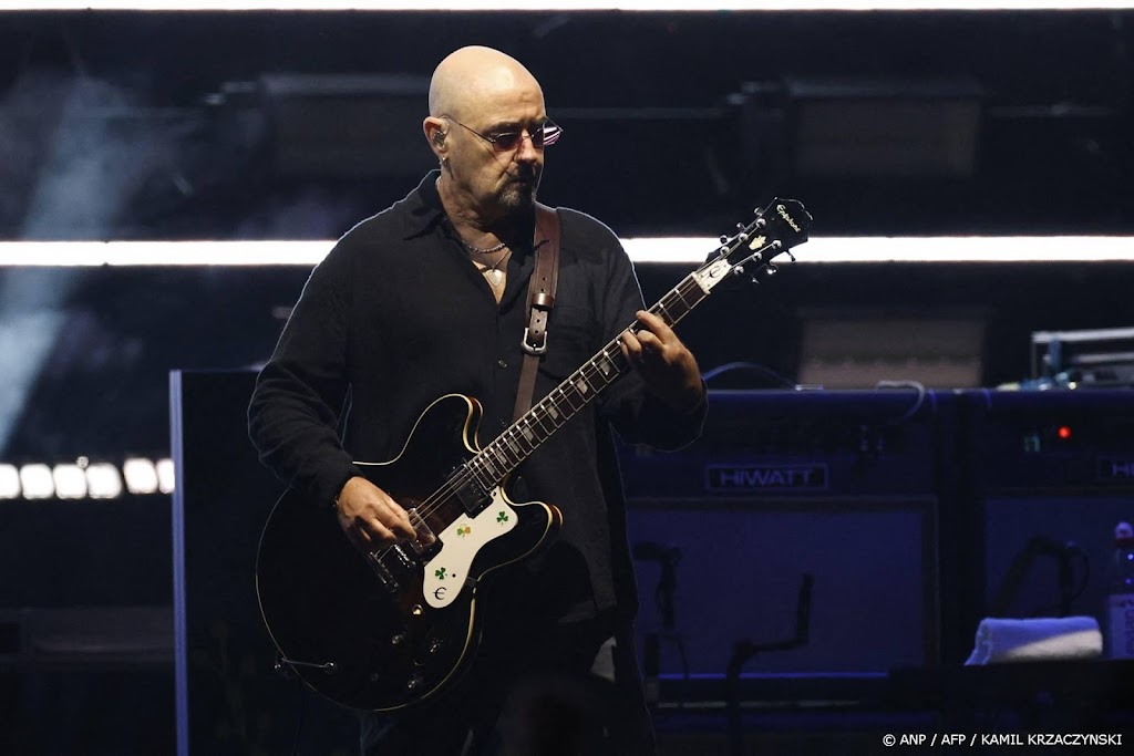 Oasis guitarist prevents health