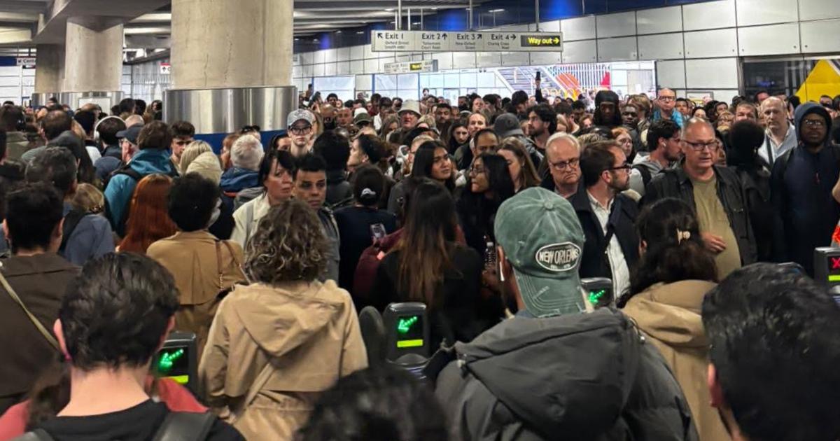 London train services cut as passengers urged 'only travel if essential' due to heat