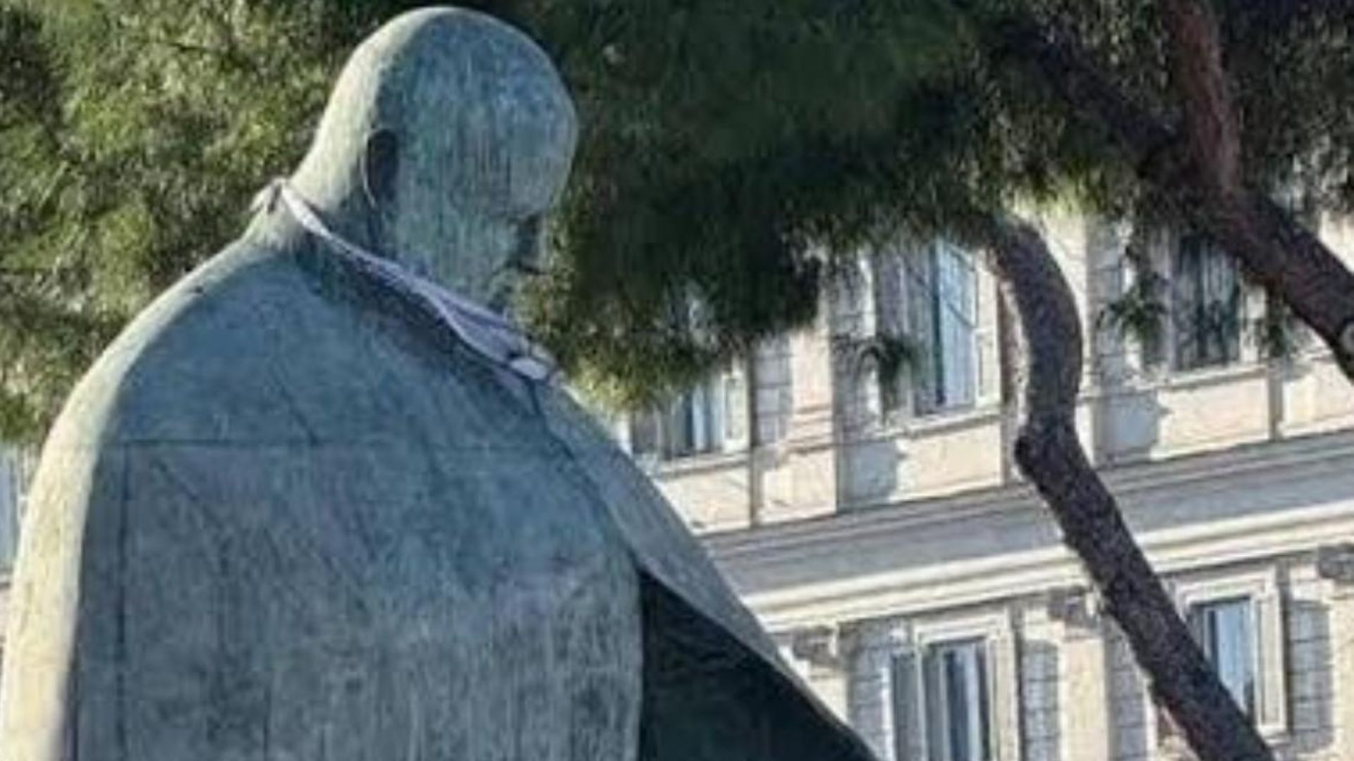 Roma, imbrattata la statua di Papa Wojtyla, Meloni: “Atto indegno che dimostra ignoranza”