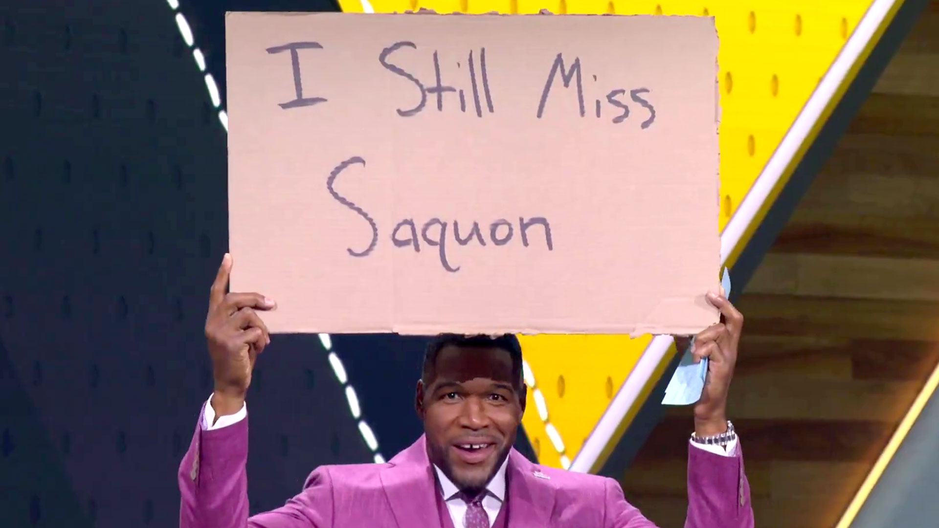 Desperate Michael Strahan holds up sign during Fox NFL Sunday as Giants icon is told – ‘it’s rough being a New York fan’