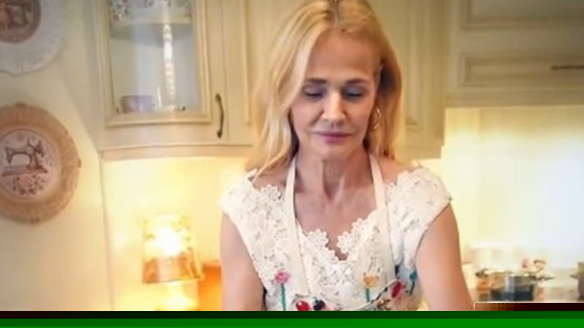OVAKO SAD IZGLEDA POSEBAN KUTAK U DOMU ĐORĐA BALAŠEVIĆA Olivera pokazala kuhinju kakvu bi svi hteli: Udovica panonskog mornara spremila PRAVI VOJVOĐANSKI RUČAK (FOTO)