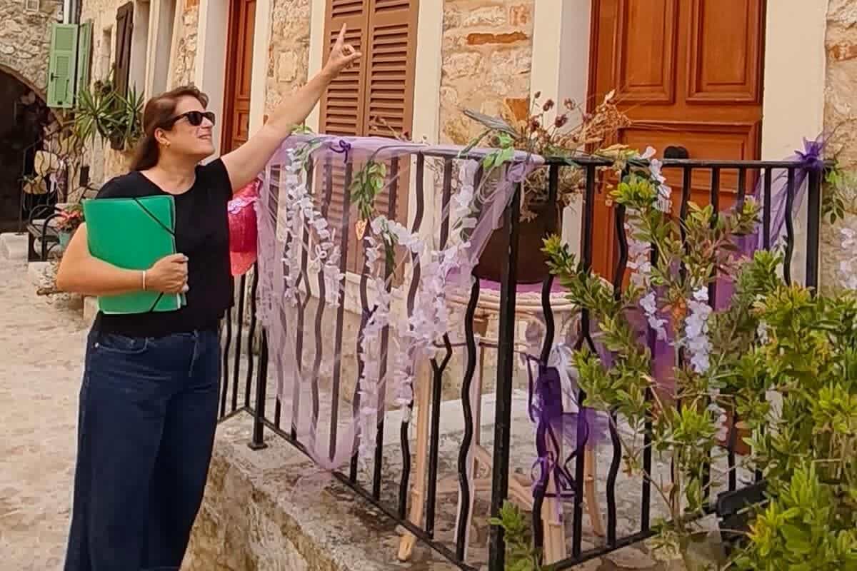 Cette guide conférencière vous fait découvrir les secrets du patrimoine de Sainte-Agnès