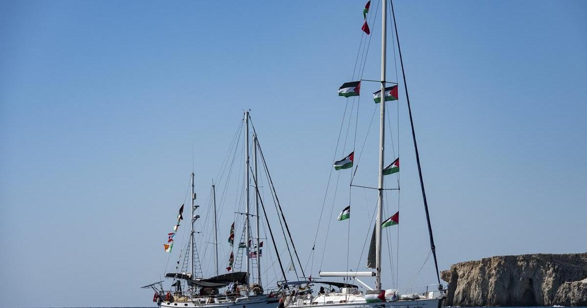 Israeli warships surround Gaza aid flotilla