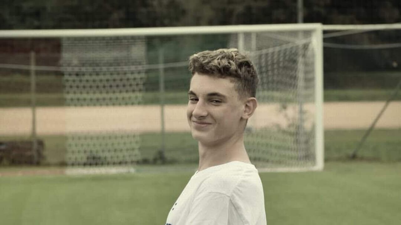 Saronno, l'ultimo saluto ad Alessio tra le note di Irama e le lacrime dei compagni: "Sei ovunque noi siamo"