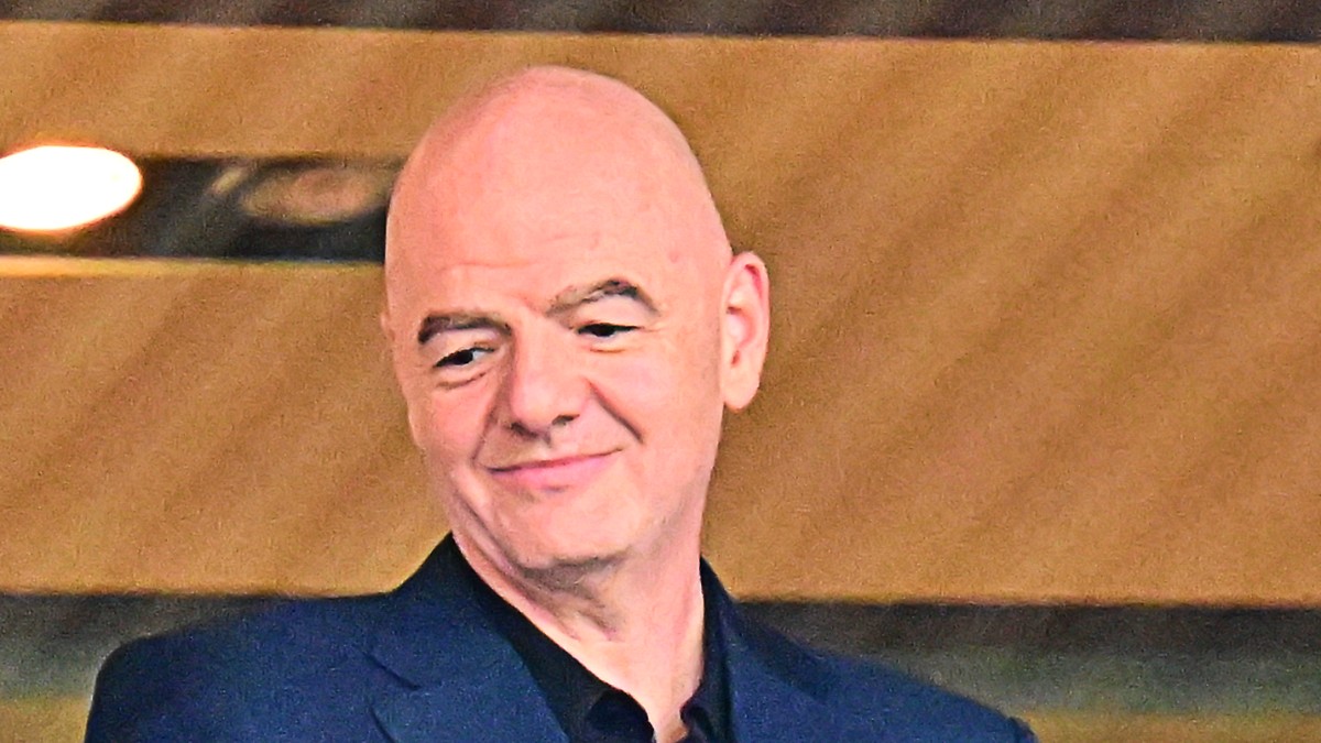 Infantino chiede aiuto ai fedelissimi: ora c’è anche chi torna a sostenerlo pubblicamente. “Modello di governance trasparente”