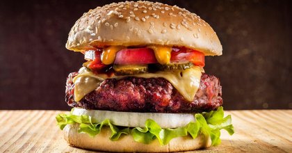 Hamburger nel carrello: nel 30% dei campioni, i batteri trovati sono resistenti agli antibiotici