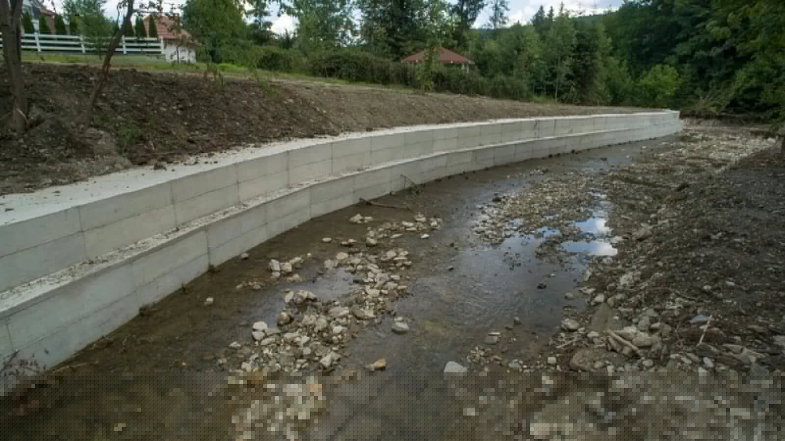 FOTO Lucrări de amploare pentru apărarea Suceviței de inundații: intervenții pe râu și doi afluenți