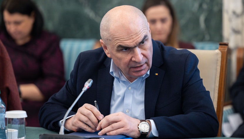 Premierul Ilie Bolojan insistă pe necesitatea adoptării Legii salarizării, deși recunoaște că „sunt multe lucruri de rezolvat la ea”: „Această lege nu este perfectă, dar dacă nu o adoptăm până la 1 septembrie, pierdem bani”