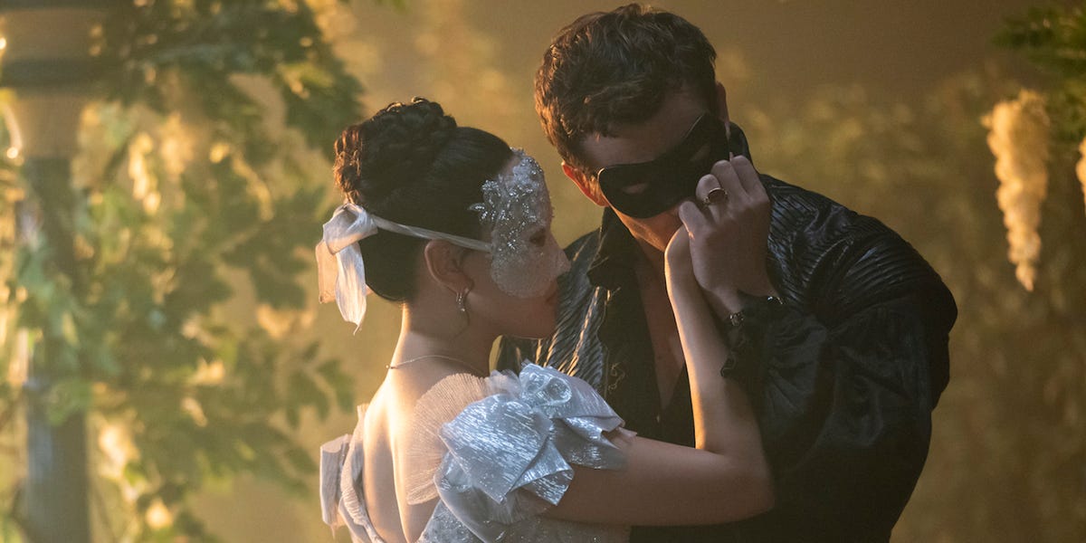 Luke Thompson and Yerin Ha Talk Filming Bridgerton's Staircase Scene