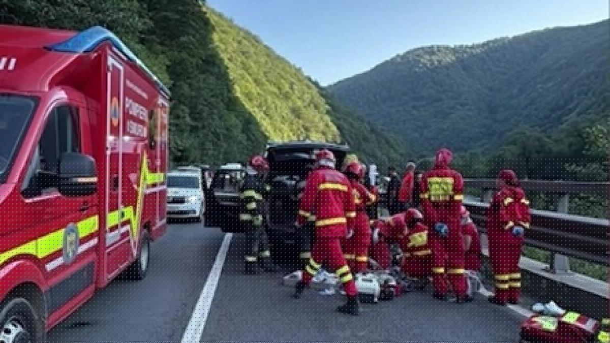 Tragedie pe Valea Oltului. Un bolovan s-a prăbușit peste o mașină, un bărbat a murit