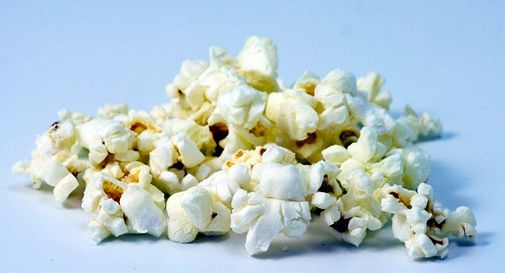 “Non mangiate quel pop corn!”: sacchetti ritirati dai supermercati. Allerta alimentare per un lotto di 'Salati preziosi'