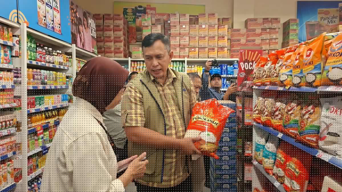 Sidak Ritel Modern, Dirut Bulog Pamer Beras Premium Befood Paling Murah