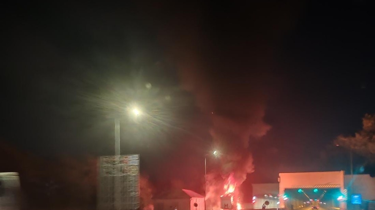 VELIKI POŽAR KOD TUNELA ŽELEZNIK Zapalila se prikolica kamiona: Kulja crni dim