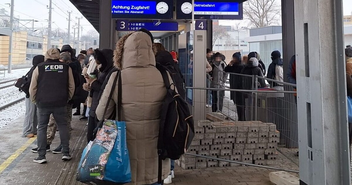 Hunderte Zugausfälle - ÖBB: Pendler und Schüler stranden auf der Strecke
