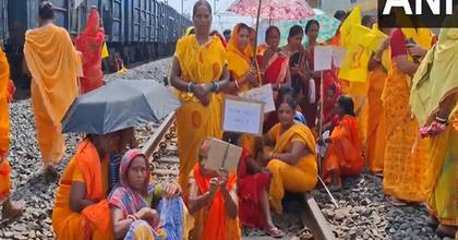 Kurmi community starts rail blockade in Jharkhand and West Bengal, demanding ST status
