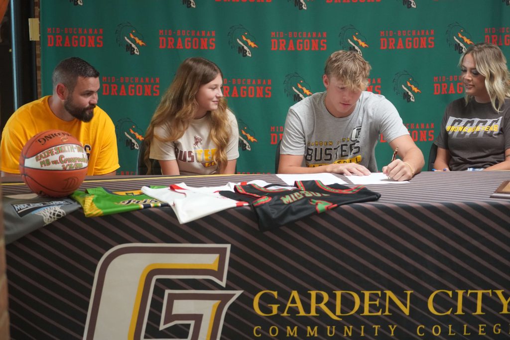 Mid-Buchanan standout Raife Smith signs with Garden City Community College