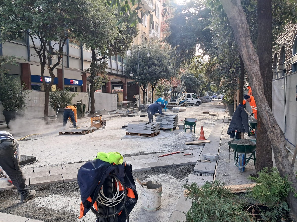 Savona, pedonalizzazione di Corso Italia, posate le prime lastre della nuova pavimentazione