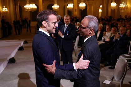 Le dernier vendeur de journaux à la criée de Paris fait Chevalier de l'Ordre du Mérite par Macron