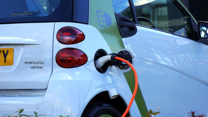 Každý pátý osobní automobil vyrobený v Česku už má externí dobíjení. Elektromobily tvoří rekordní podíl produkce