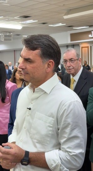 Flávio participa de culto no Dia dos Pais com Eduardo Cunha e se emociona ao falar de Bolsonaro