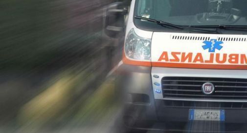 Carambola tra tre auto sulla provinciale: traffico in tilt e veicolo ribaltato