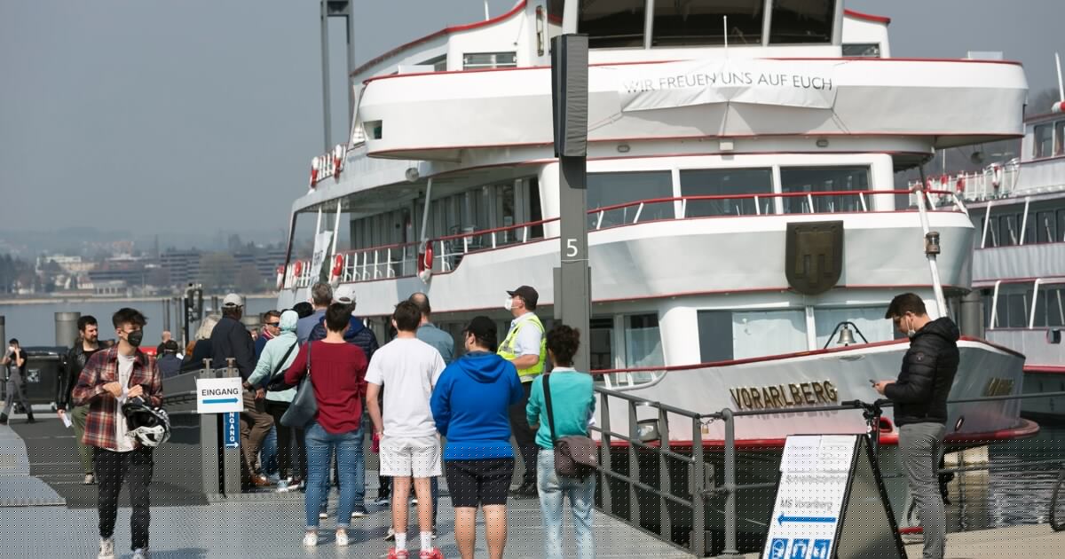 Bregenzer Hafen - Florianis rückten wegen Ölteppich im Bodensee an