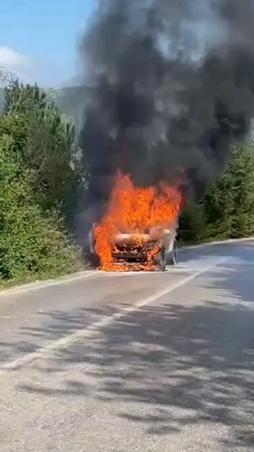 Seyir halindeki otomobil alev alev yandı
