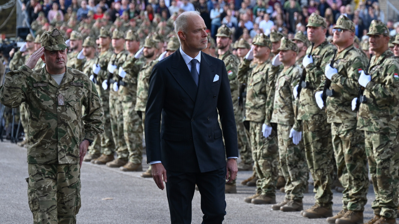 Szalay-Bobrovniczky anyagi jólétének „generációkon átívelő biztosítása” miatt hozott létre egy új alapítványt